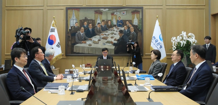 이창용 한국은행 총재가 12일 오전 서울 중구 한국은행에서 열린 금융통화위원회 본회의에서 회의를 주재하고 있다. / 사진제공= 한국은행(2024.04.12)