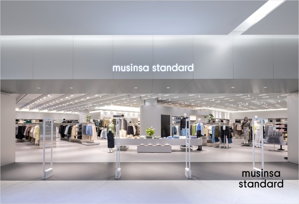 롯데몰 수원점에 최초로 '숍인숍' 형태로 문을 연 무신사스탠다드. /사진제공=무신사