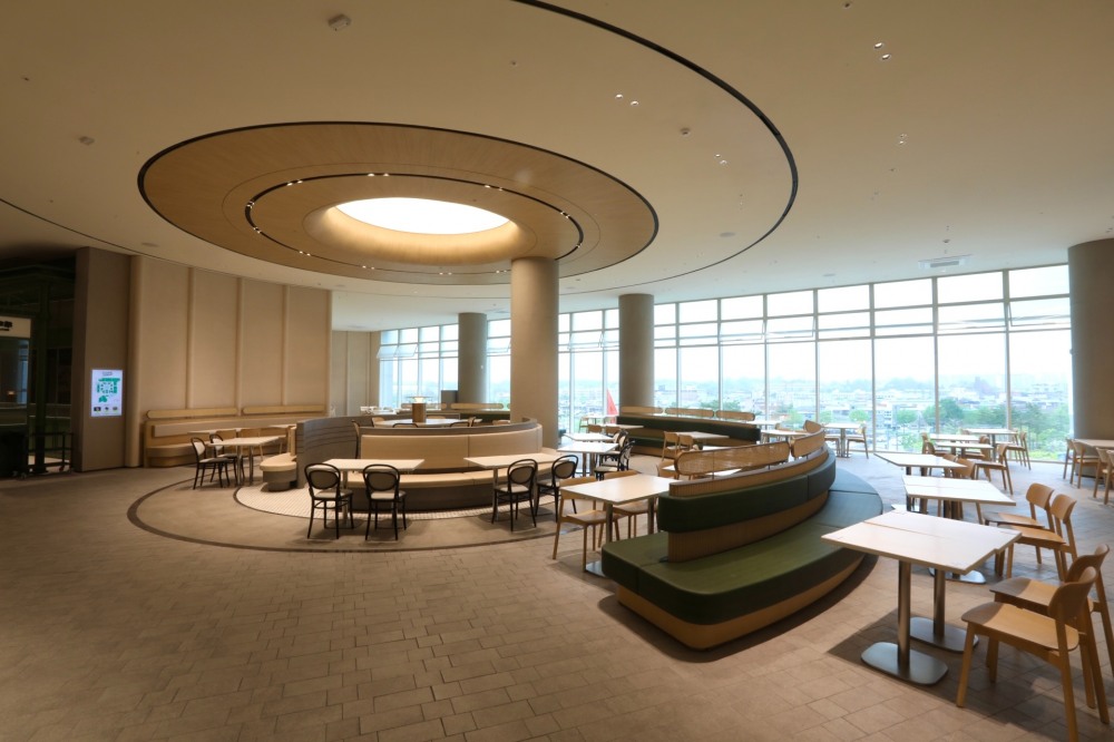 '다이빙 에비뉴'에서 야외를 바라보며 먹을 수 있는 테라스존. /사진제공=롯데백화점