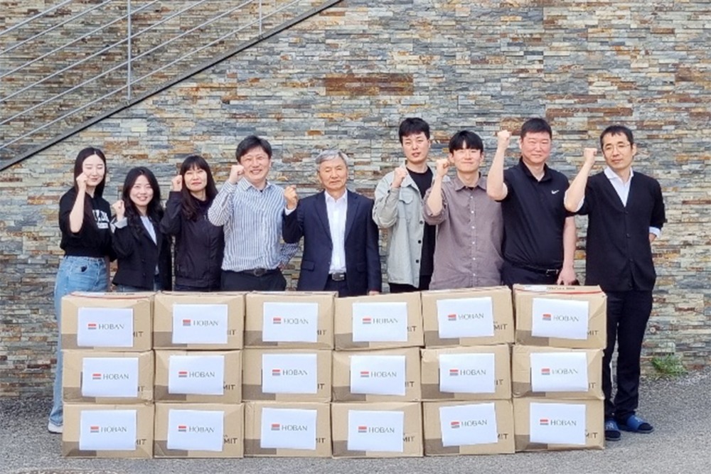 호반그룹이 근로자의 날을 맞아 협력사 근로자에 감사의 선물을 전달했다./사진제공=호반그룹