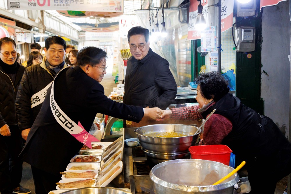 박강수 마포구청장이 아현시장에서 '전통시장 활성화 캠페인'을 진행하는 모습./사진제공=마포구