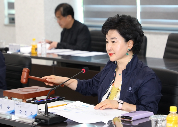 수협은행이 지난 3일 이사회를 개최하고 ESG위원회를 신설했다. 강신숙 수협은행장이 의사봉을 두드리고 있다. (2024.05.09) /사진제공=수협은행