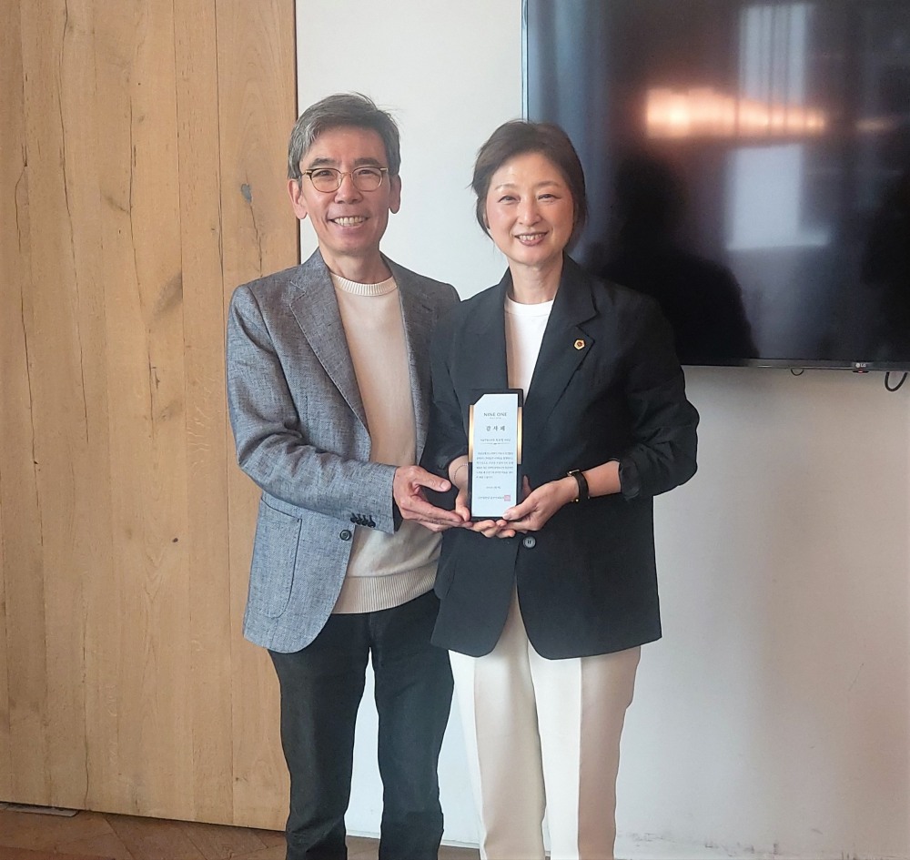 최유희 서울시의원(오른쪽)이 이규복 나인원한남 입주자회장으로부터 감사패를 받고 기념촬영을 하는 모습./사진제공=최유희 의원실