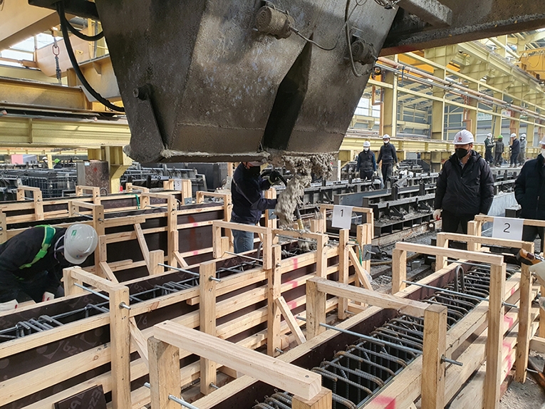 ▲ 저탄소 콘크리트 실험체 제작(타설) 과정. 사진제공 = 삼성물산 건설부문