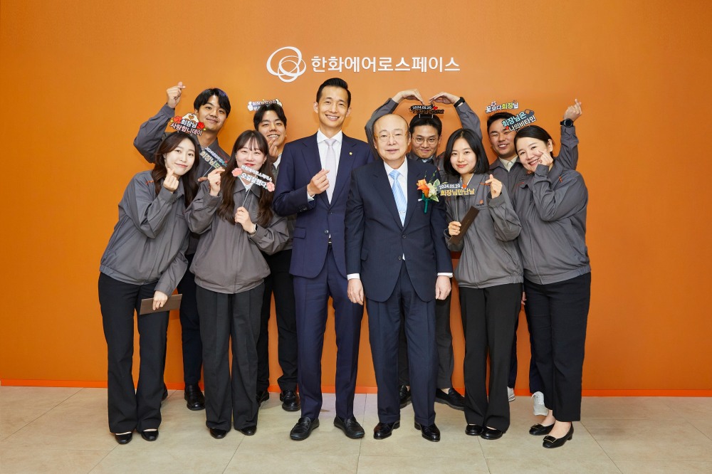 김승연 한화그룹 회장과 장남 김동관 부회장이 한화에어로스페이스 직원들과 기념촬영을 하고 있다./사진 = 한화