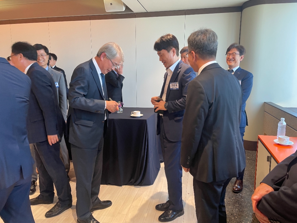 임종룡 우리금융지주 회장(왼쪽)과 구본욱 KB손보 대표가 인사를 나누고 있다./사진=한국금융신문