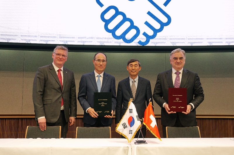 한국예탁결제원은 21일 스위스예탁결제회사 SIX SIS와 교류 및 협력에 관한 양해각서를 체결했다. (왼쪽부터) 마커스 하레우스 SIX SIS 사장, 이순호 한국예탁결제원 사장, 금창록 주스위스 대한민국 대사, 하비에르 에르나니 SIX 증권서비스 부문장. / 사진제공= 한국예탁결제원(2024.05.22)