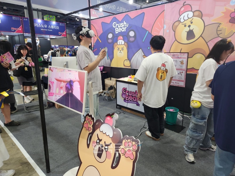 VR 게임을 체험하고 있는 참관객. / 사진=김재훈 기자