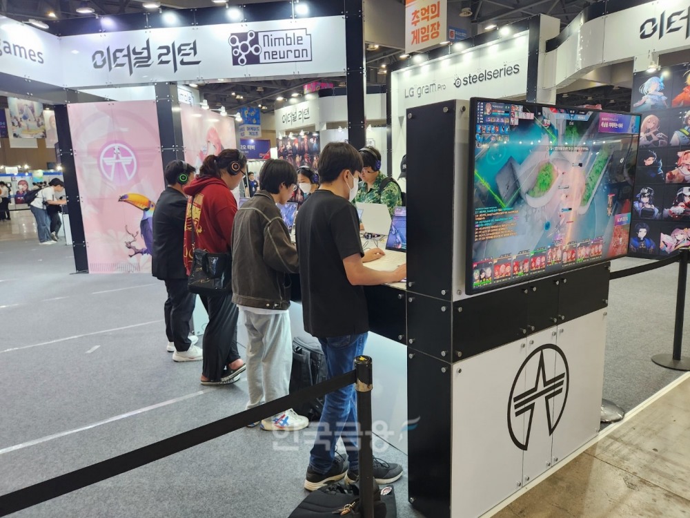 플레이엑스포 2024 이터널 리턴 부스에서 게임을 체험하고 있는 참관객들. / 사진=김재훈 기자