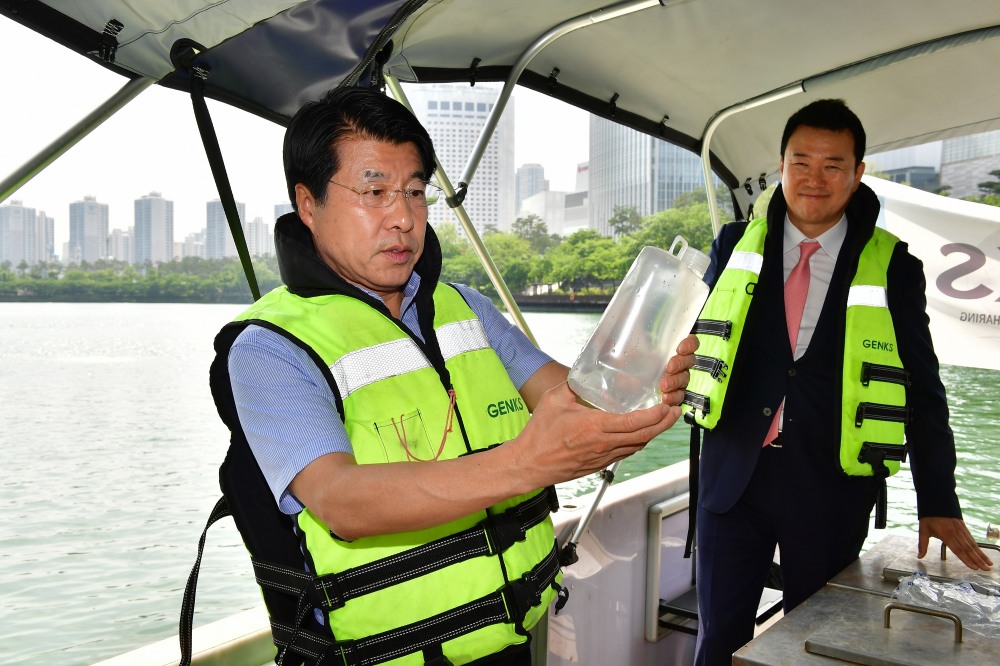 서강석 송파구청장이 석촌호수 수질을 확인하는 모습./사진제공=송파구