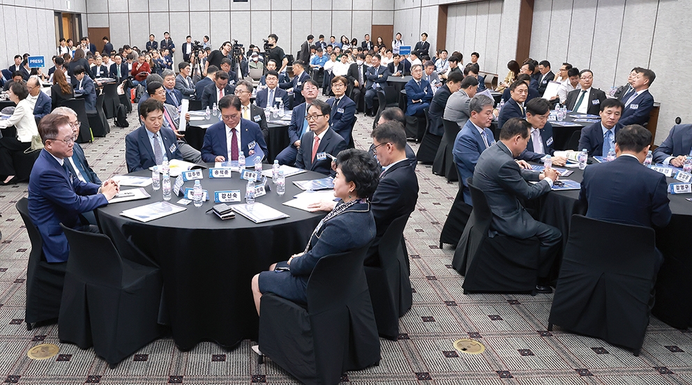 ▲ 지난 21일 오후 서울 중구 은행연합회 국제회의실에서 열린 '2024 한국금융미래포럼 : AI(인공지능) 혁명과 금융혁신 3.0, 생성형 AI가 몰고 오는 금융의 미래' 행사에서 참석자들이 강연을 경청하고 있다.