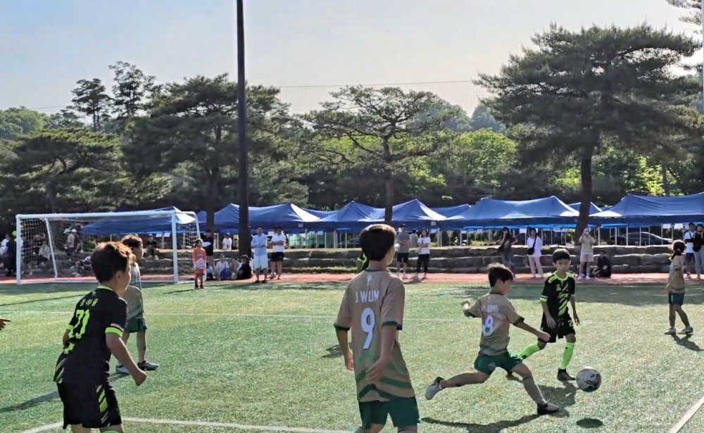 송파구 유소년축구단이 레인보우 옐로우컵 유소년축구대회를 뛰는 모습./사진제공=송파구