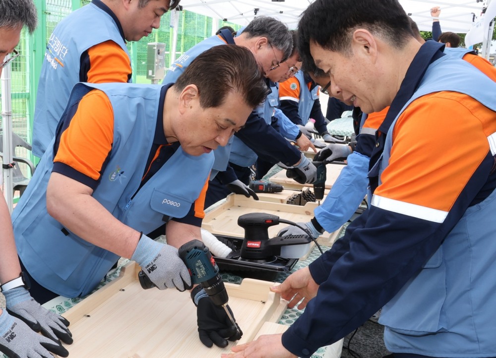 "지역주민 덕에 포스코 탄생" 장인화 회장, 포항제철소 부지 이주민 마을서 봉사활동