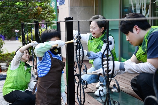 서창희 코오롱사회봉사단장이 28일 서울 마포의 '성산행복한홈스쿨'에서 테라스 목재 개보수 및 화단 가꾸기 활동을 진행하고 있다. 사진제공=코오롱.