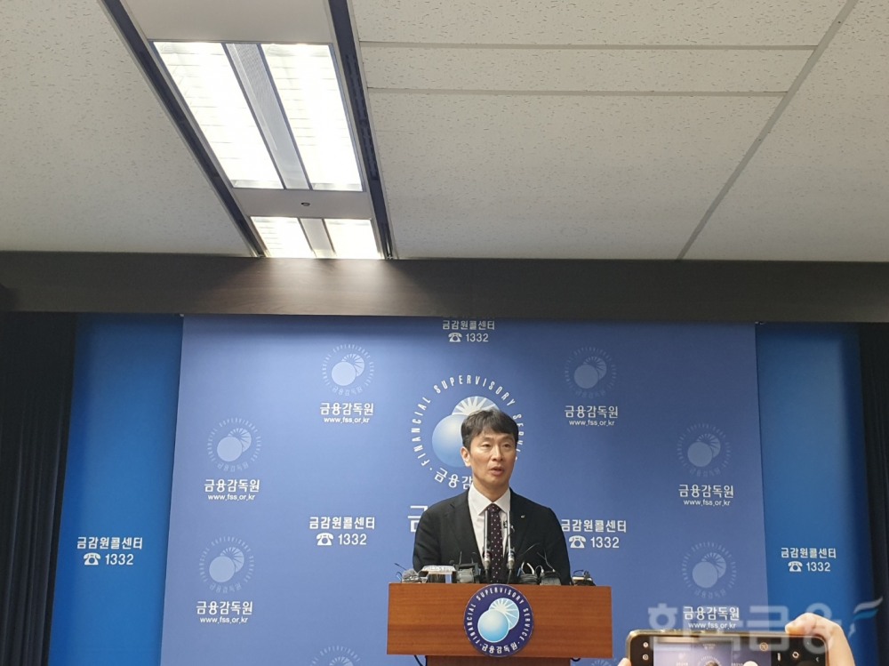 이복현 금융감독원장이 지난 5월 31일 서울 여의도 금융감독원에서 금융투자소득세 관련 시장전문가와 간담회를 마친 뒤 기자 브리핑을 하고 있다. / 사진= 한국금융신문(2024.06.02)