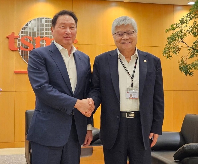 최태원 SK 그룹 회장(왼쪽)과 TSMC 웨이저자 회장이 6일 대만 TSMC 본사에서 만나 기념 촬영을 하고 있다. 사진제공=SK .