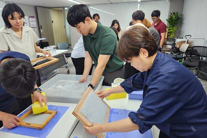 SR 직원들이 폐지 새활용 봉사활동을 펼치는 모습./사진제공=SR