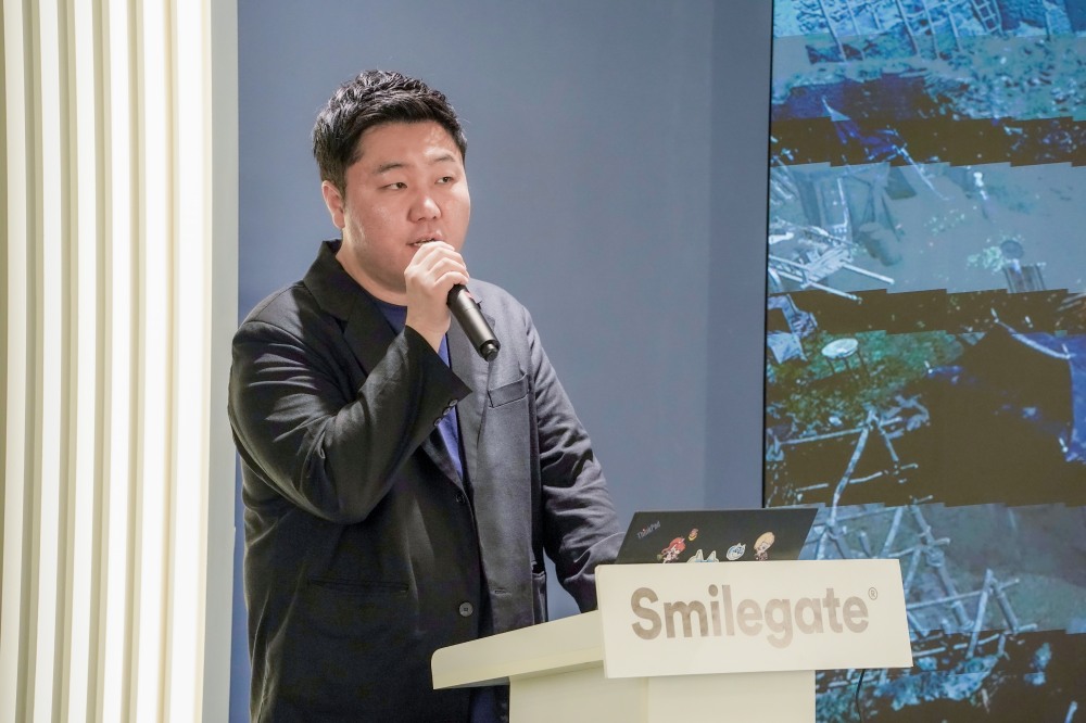 김효재 엔엑스쓰리게임즈 PD가 지난달 31일 로드나인 기자간담회에서 발표하고 있다. / 사진=스마일게이트