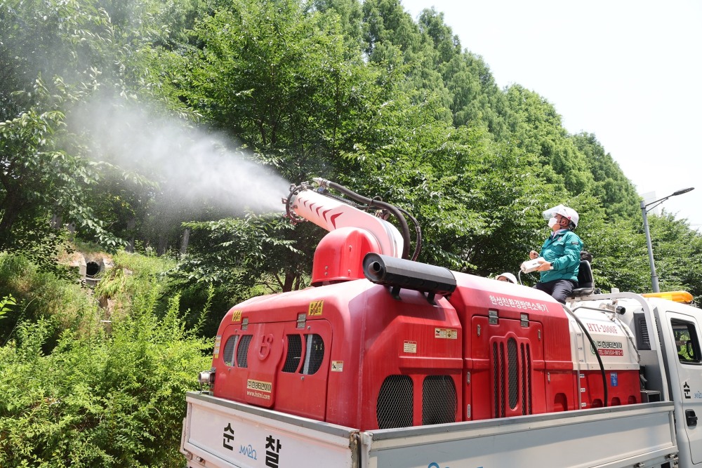 박강수 마포구청장이 미국흰불나방에 대비하기 위해 성산천에서 방제작업을 하는 모습./사진제공=마포구