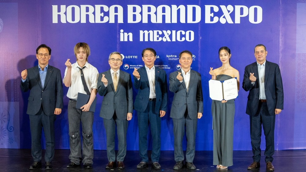 왼쪽부터 김상순 KOTRA 중남미지역본부장, 노매드 도의, 허태완 주멕시코 대한민국 대사관 대사, 김재겸 롯데홈쇼핑 대표, 김영환 대중소기업농어업협력재단 사무총장, 소녀시대 유리, 움베르토 에스케다 라모스 멕시코 대외무역투자기술 위원회 대표. /사진제공=롯데홈쇼핑