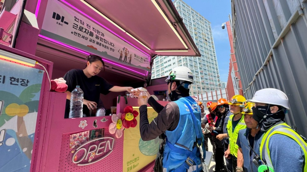 DL이앤씨 안전신문고 참여 우수 현장으로 선정된 부산의 아파트 현장에서 커피트럭 지원 이벤트가 진행되고 모습./사진제공=DL이앤씨