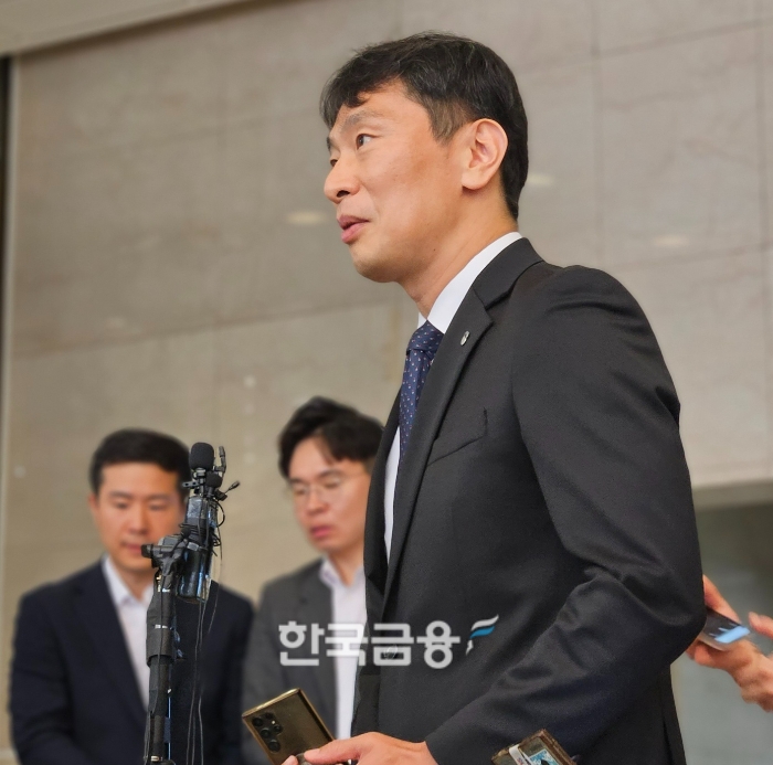 이복현 금융감독원장이 19일 서울 중구 은행회관에서 은행장들과 간담회를 마친 이후 기자들의 질의에 대답하고 있다. (2024.06.19) /사진=신혜주 기자