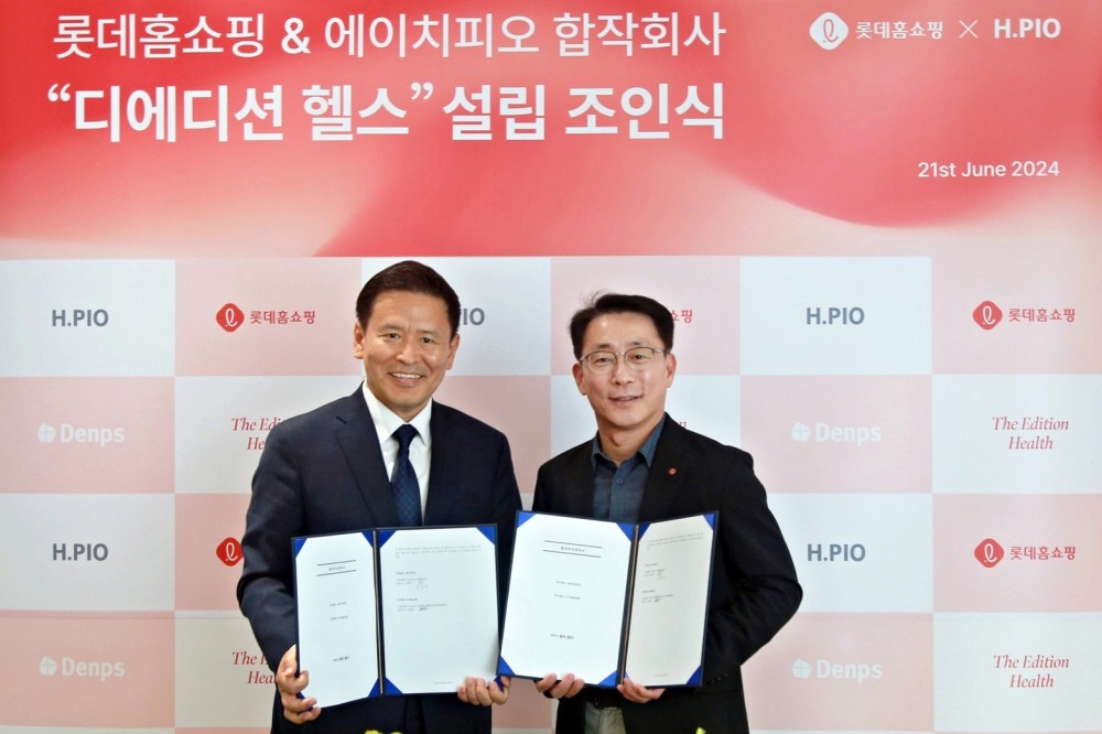 롯데홈쇼핑은 건강기능식품 전문기업 에이치피오와 프리미엄 단백질 건강식품 개발 및 판매를 위한 합작법인 '디에디션 헬스'를 설립한다.에이치피오 민택근 대표(왼쪽), 롯데홈쇼핑 김재겸 대표. /사진제공=롯데홈쇼핑