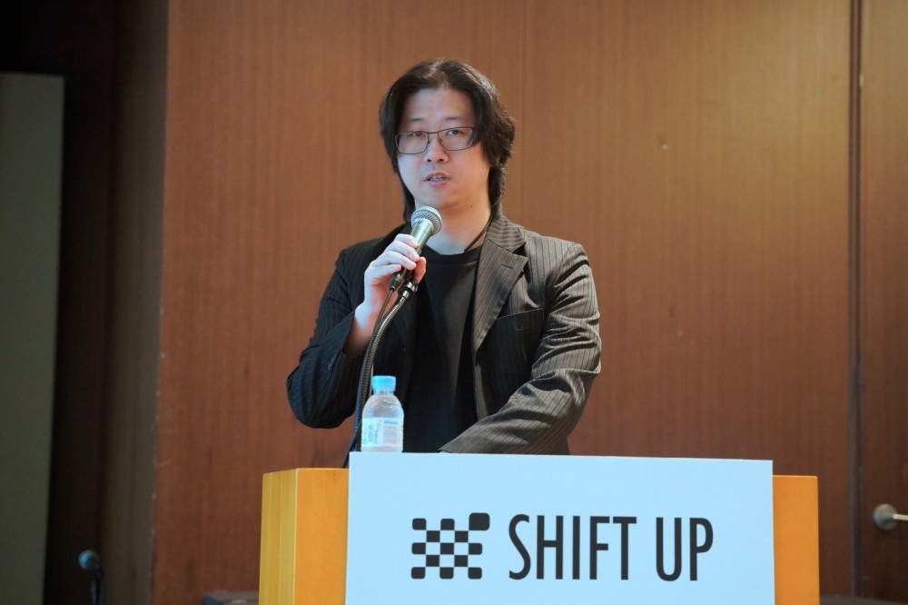 김형태 시프트업 대표가 25일 진행된 IPO 기자간담회에서 환영사를 발표하고 있다. / 사진=시프트업