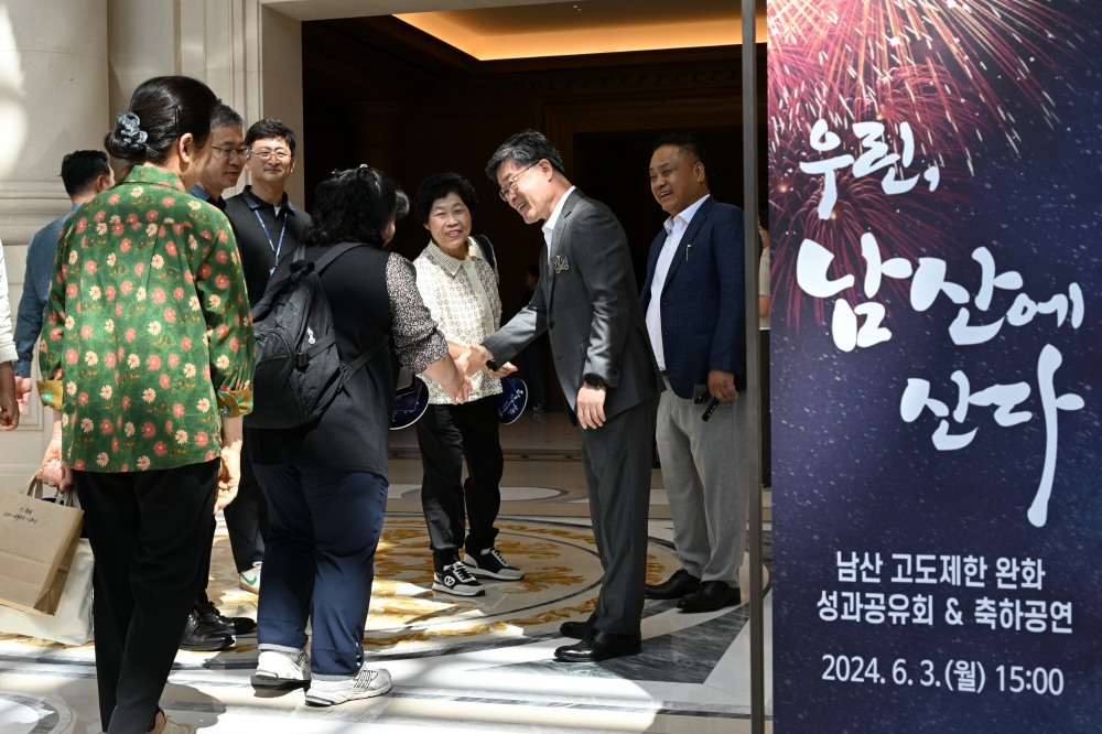 김길성 중구청장이 지난 6월 진행된 남산고도제한 완화 성과공유회에서 주민과 소통하는 모습./사진제공=중구