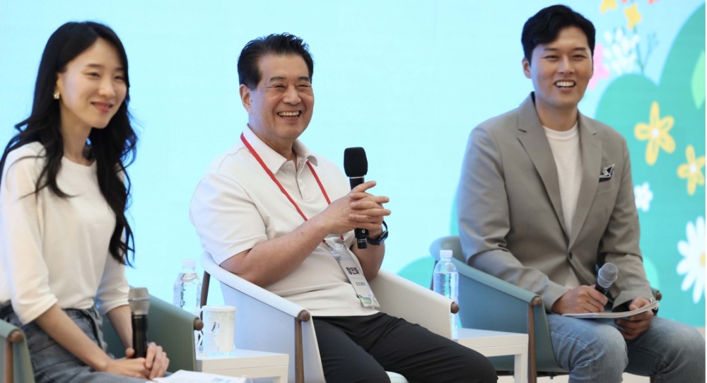 1일 포항에서 열린 타운홀미팅에 참석한 포스코그룹 장인화 회장(가운데)이 직원들의 의견에 밝은 미소로 화답하고 있다./사진 = 포스코그룹