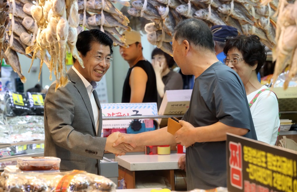 서강석 송파구청장이 가락몰 골목형 상가 지정식에서 상인들과 소통하는 모습./사진제공=송파구