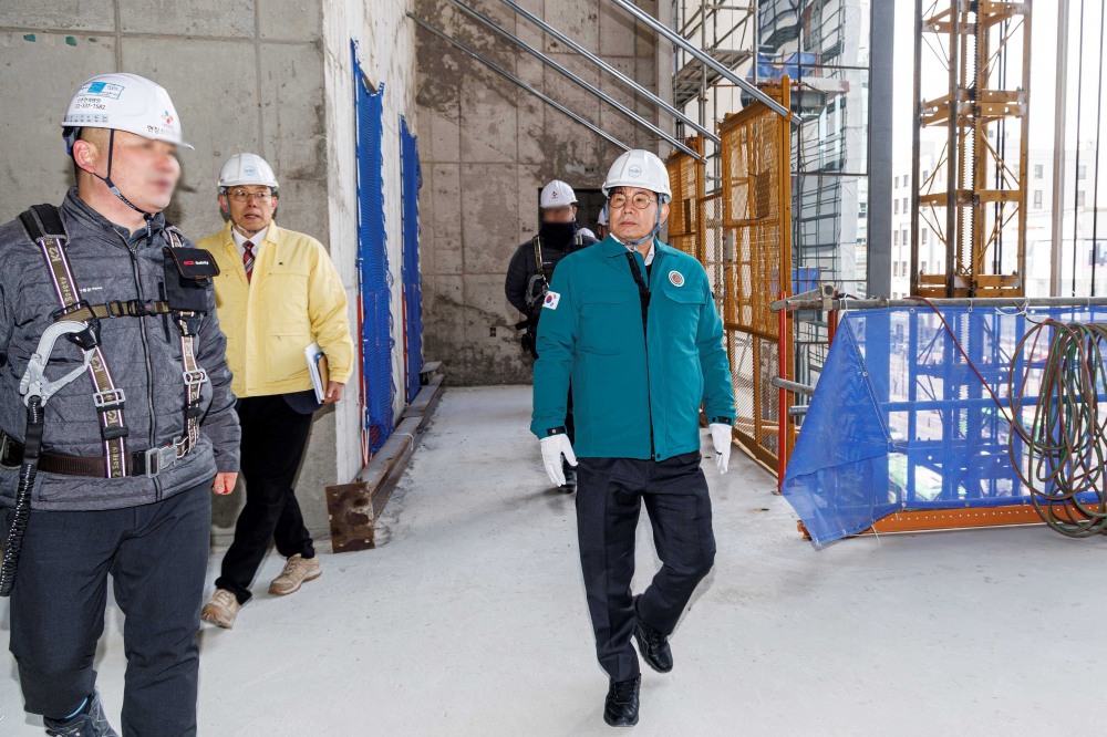 박강수 마포구청장이 지역내 대형 건축공사현장을 찾아 안전 점검을 실시했다./사진제공=마포구