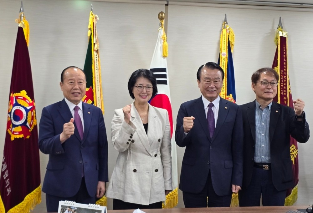 옥재은 서울시의원(왼쪽에서 두번째)이 서울재향군인회 감사패 수여받고 기념촬영을 하는 모습./사진제공=옥재은 의원