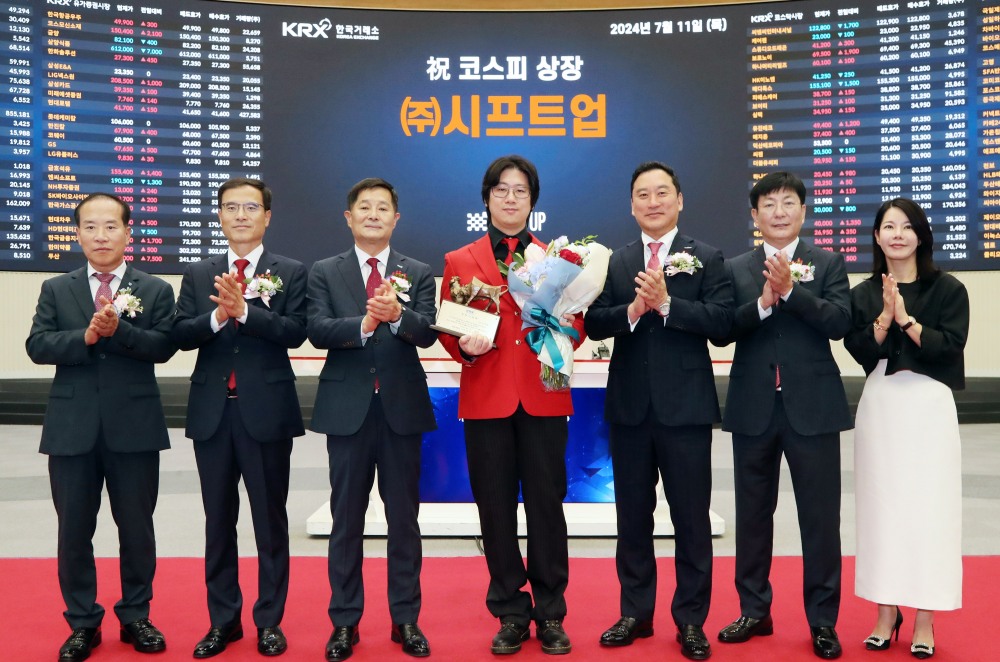 (사진 왼쪽부터) 이기헌 상장회사협의회 상근부회장, 정석호 한국IR협의회 회장, 양태영 한국거래소 유가증권시장본부장, 김형태 시프트업 대표이사, 김성환 한국투자증권 대표이사, 이성 NH투자증권 IB1 총괄대표, 하진수 JP모간증권 서울지점장이 시프트업 코스피 시장 상장기념식에서 기념 촬영 중이다. /사진제공 = 한국거래소