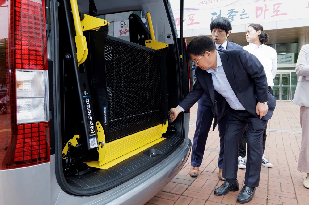 박강수 마포구청장이 국제라이온스에서 기탁한 뇌병변장애인 특수 이동 차량 내부를 꼼꼼히 살피는 모습./사진제공=마포구