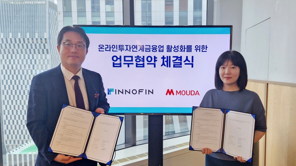 전지선 모우다 대표(오른쪽)와 손상현 이노핀 대표가 온라인투자연계금융업 활성화를 위한 업무협약 체결식에서 기념 촬영을 하고 있다.(2024.07.15.)/사진 제공 = 모우다