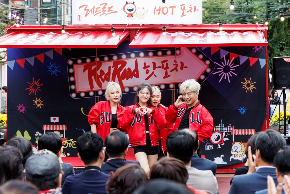 주민참여예산으로 설치된 레드로드 핫포차에서 공연이 펼쳐지는 모습./사진제공=마포구