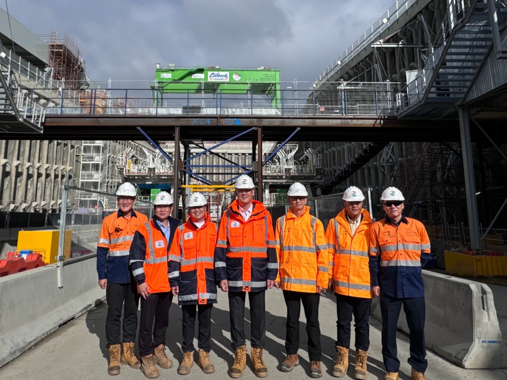 허윤홍 GS건설 대표(가운데)가 호주 현장을 방문해 관계자들과 기념촬영을 하는 모습./사진제공=GS건설