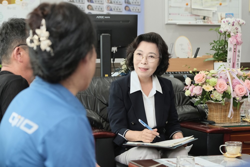 권영숙 마포구의회 부의장이 청사 내 환경미화원들과 소통하는 모습./사진제공=마포구의회