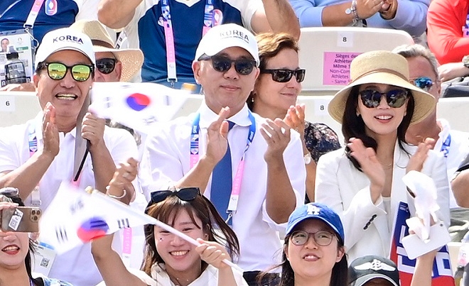 정의선 현대차그룹 회장(가운데)이 양궁 여자 단체전 경기장관람석에서 응원하고 있다. 사진=현대차그룹