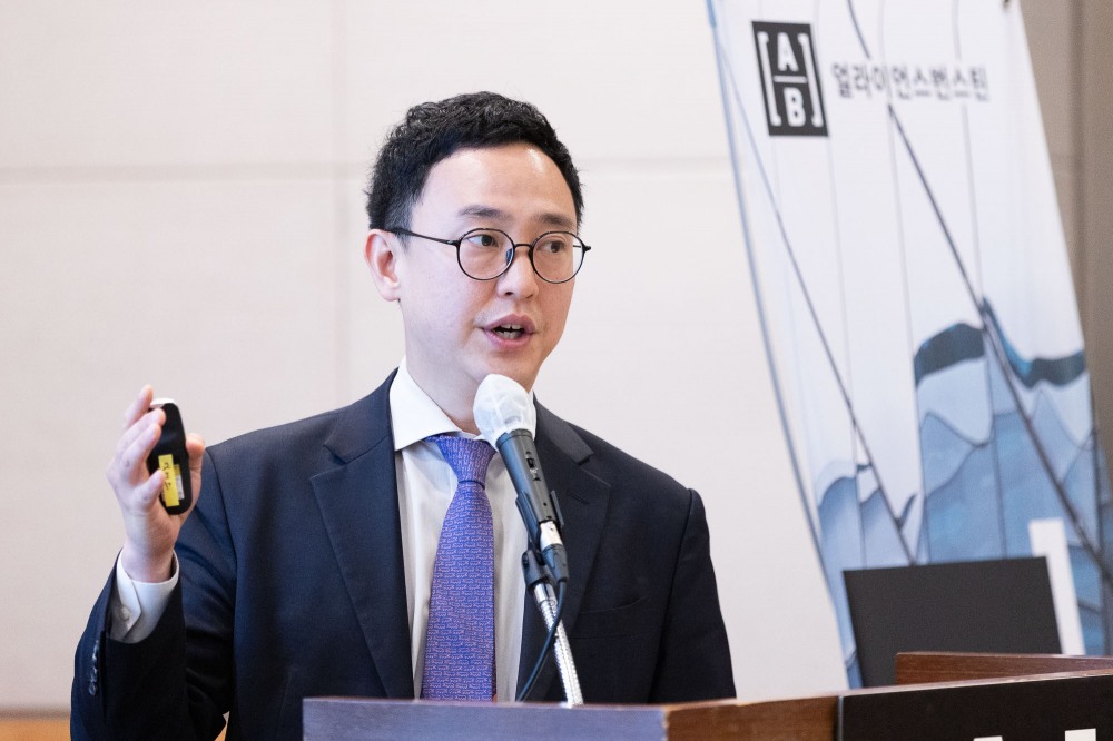 AB자산운용은 31일 여의도 FKI타워에서 '2024 하반기 글로벌 시장 전망 기자간담회'를 개최했다. 이재욱 선임 포트폴리오 매니저가 주식시장 전망에 대해 발표하고 있다. / 사진제공= AB자산운용(2024.07.31)