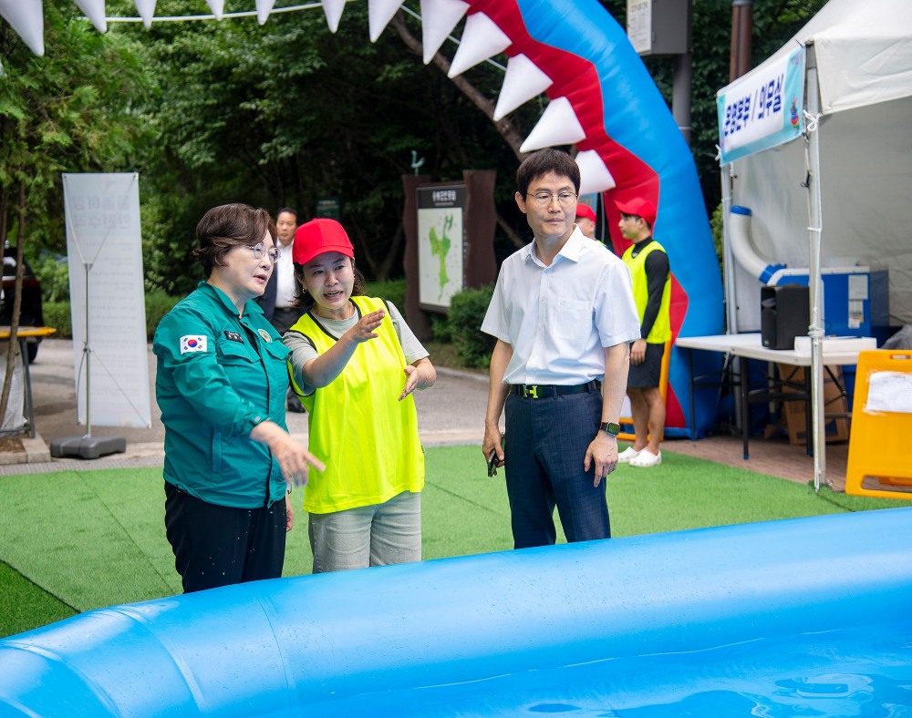 박희영 용산구청장이 응봉공원 물놀이장을 현장점검하는 모습./사진제공=용산구