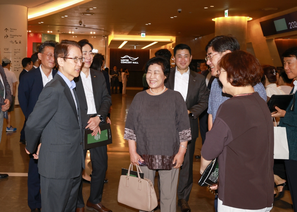 신창재 교보생명 대표이사 겸 이사회 의장(왼쪽)이 지난 7일 교보생명 창립 66주년을 맞아 서울 송파구 롯데콘서트홀에서 열린 '2024 교보 노블리에 콘서트'에서 설계사 및 우수 고객들과 담소를 나누고 있다./사진제공=교보생명