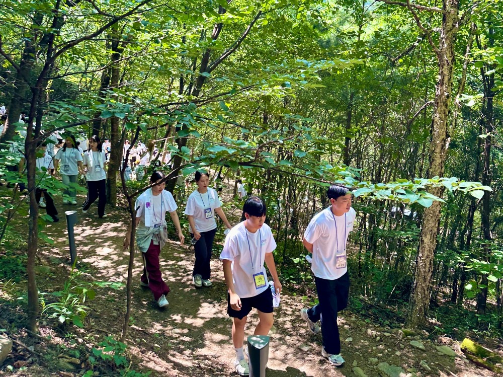 강원랜드 멘토링 장학 부스팅 캠프 장학생들이 하이원 하늘길 트레킹을 하는 모습./사진제공=강원랜드