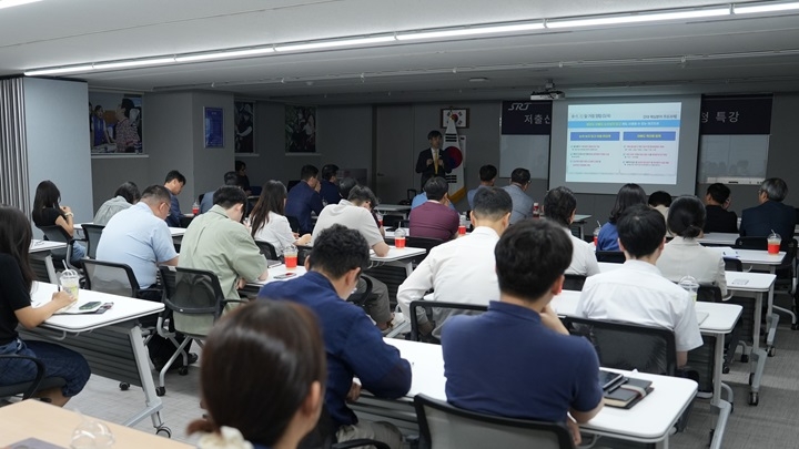 SR 임직원들이 저출산고령사회위원회 상임위원을 초청해 특강을 듣는 모습./사진제공=SR