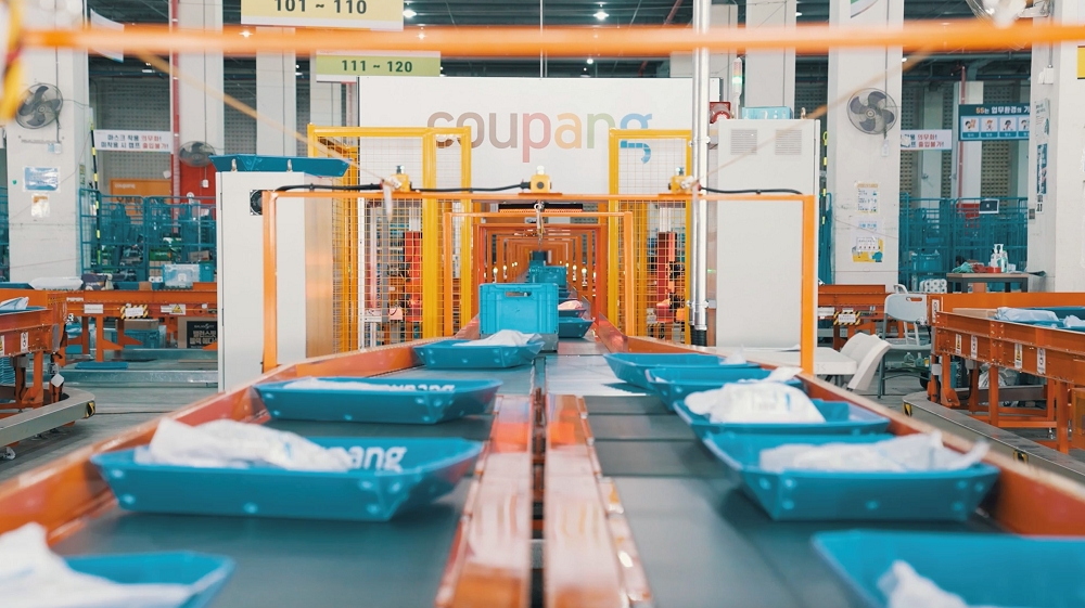 상품들이 오토소터에서 자동으로 배송지역별로 분류되고 있다. /사진제공=쿠팡로지스틱스