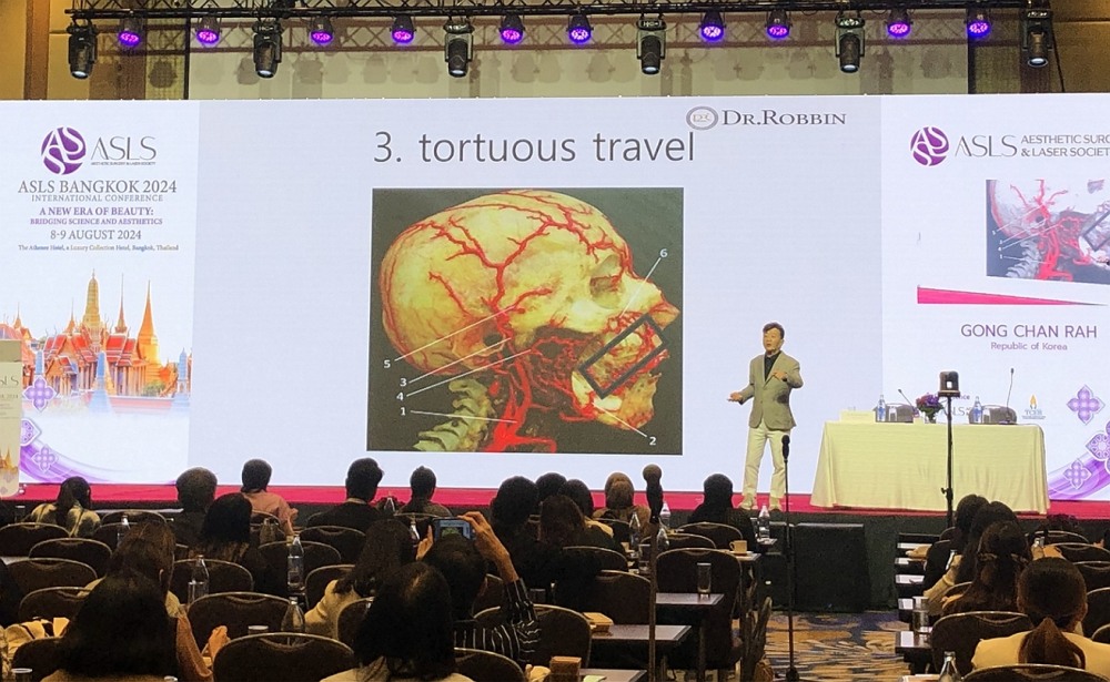 휴젤이 최근 태국 방콕에서 대한미용성형레이저의학회 주관으로 개최된 ‘ASLS 방콕 2024’에 참가해 자사 보툴리눔 톡신 및 HA필러를 소개하는 강연과 부스를 운영했다./사진제공=휴젤