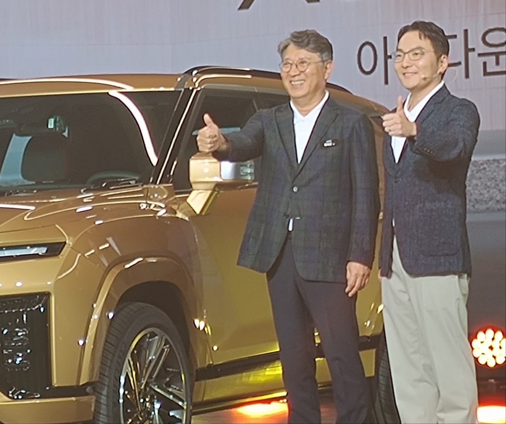 KGM 곽재선 회장(왼쪽)과 곽정현 사장.