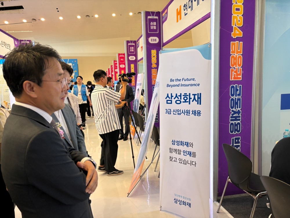 이문화 삼성화재 대표이사가 21일 오전 서울 중구 동대문디자인플라자에서 열린 '2024 금융권 공동채용 박람회'에서 삼성화재 부스를 방문했다.(2024.08.21.)/사진 = 김다민 기자