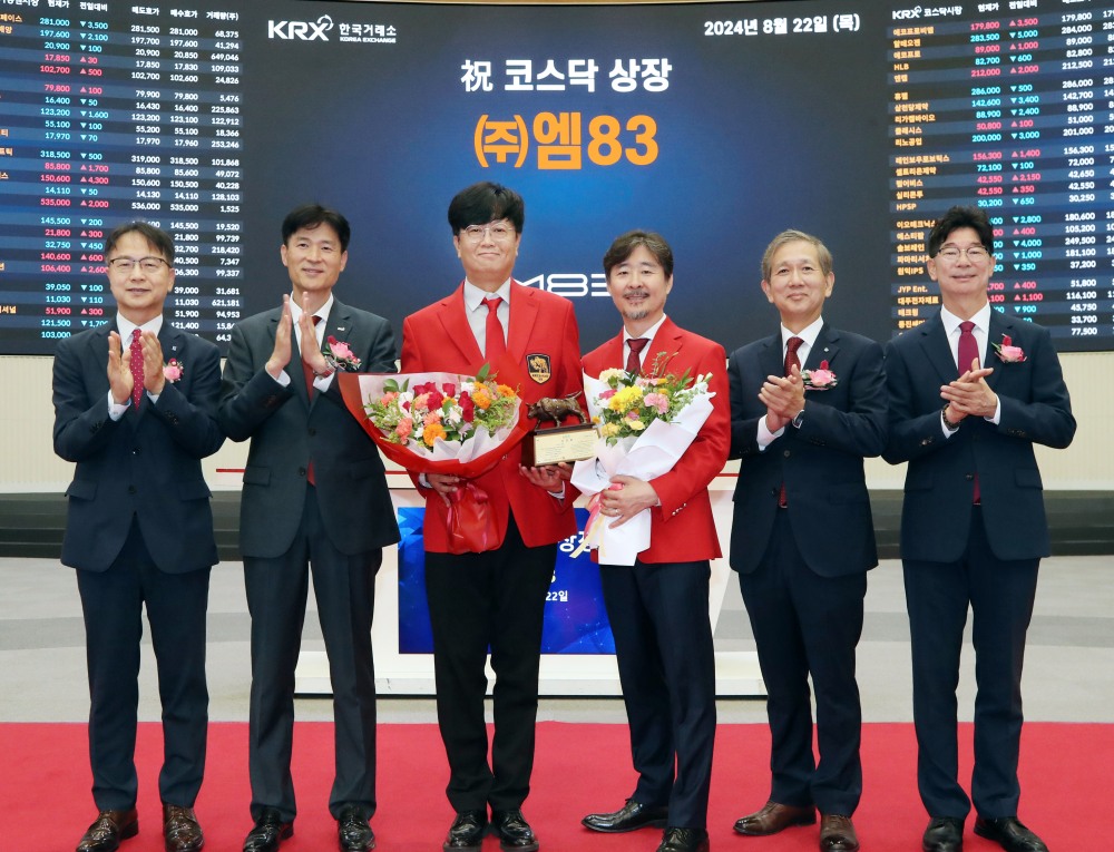 (사진 왼쪽부터) 김대영 한국IR협의회 부회장, 민경욱 한국거래소 코스닥시장본부장, 정성진 엠83 대표이사, 김호성 엠83 대표이사, 황성엽 신영증권 대표이사, 김준만 코스닥협회 상무가 22일 한국거래소에서 개최된 엠83 코스닥시장 상장기념식에서 기념 촬영 중이다. /사진제공 = 한국거래소